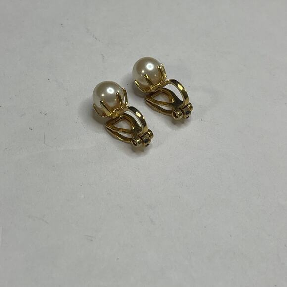 Clip earrings simple faux pearls in gold tone classic classy preppy versatile - Picture 3 of 8